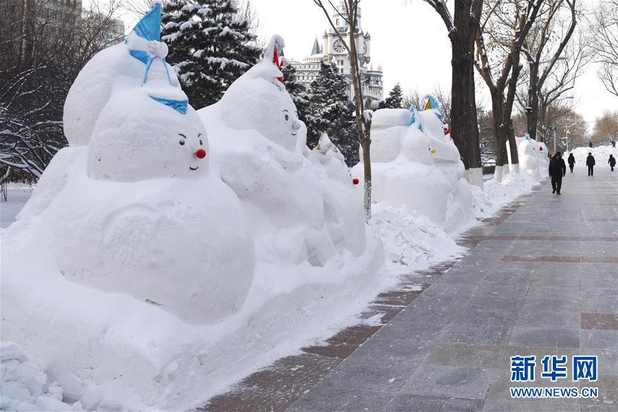 ハルビン市內(nèi)の松花江沿岸で撮影された雪だるま（12月30日、撮影?李建平）。