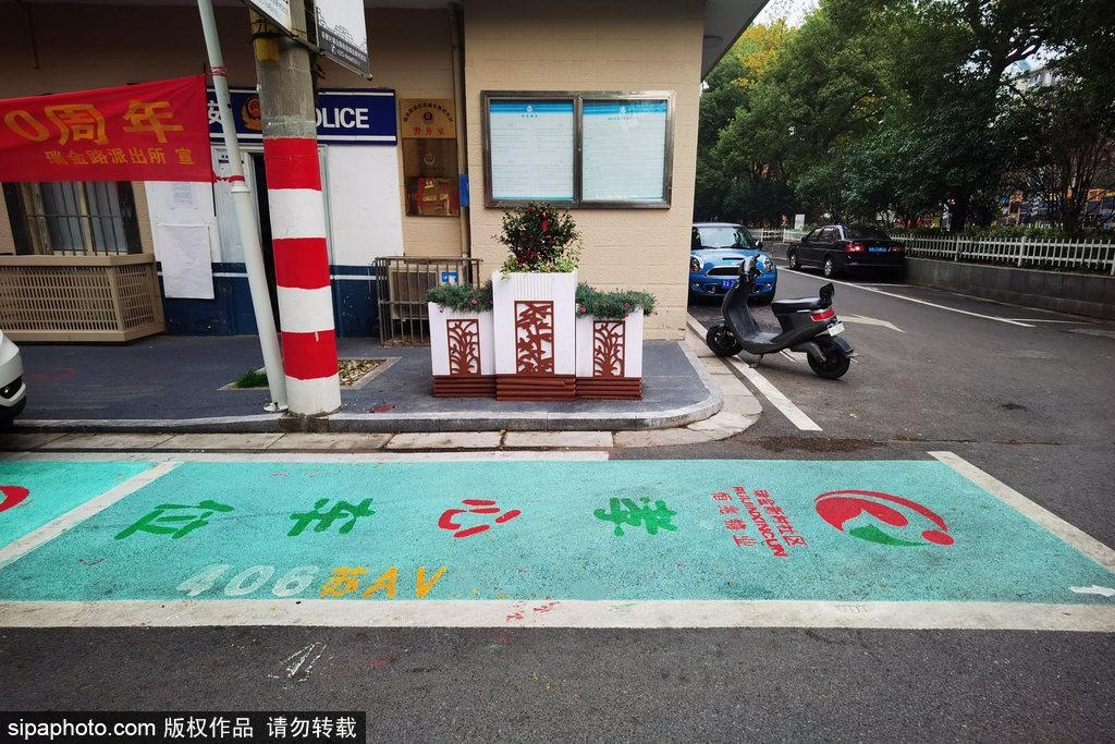 南京市の住宅団地が設(shè)置した「親孝行駐車スペース」（寫真著作権はsipaphoto.comが所有のため転載禁止）。