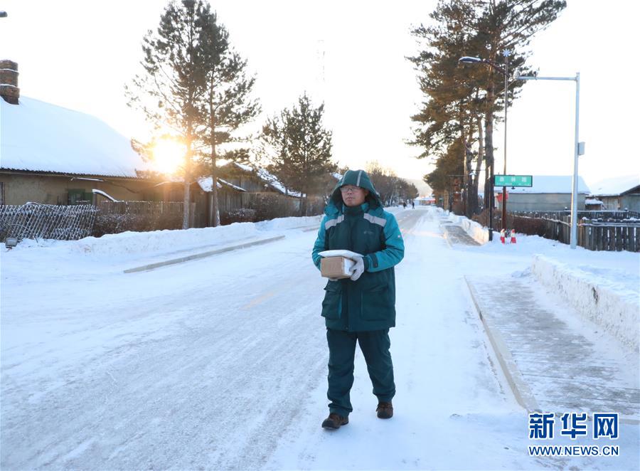 郵便配達(dá)をする漠河市北極村郵政支局の郵便配達(dá)員?王秀瓏さん（2019年12月31日に撮影?斉泓鑫）。