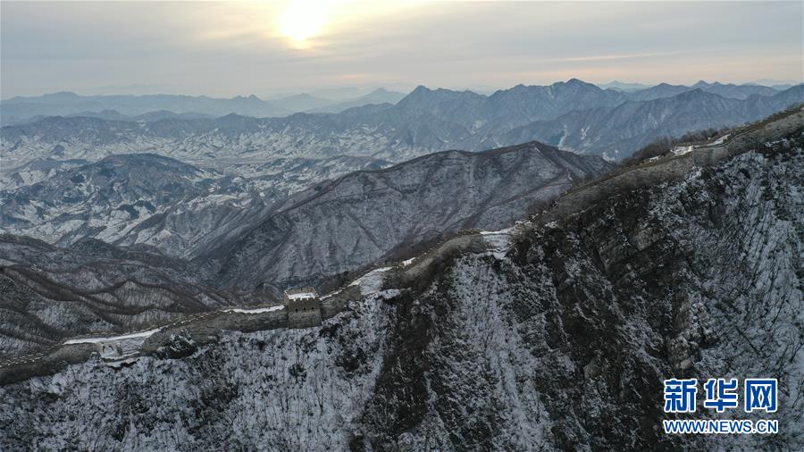 1月7日に撮影した雪化粧が施された北京箭扣長(zhǎng)城（ドローンによる撮影?陳曄華）。