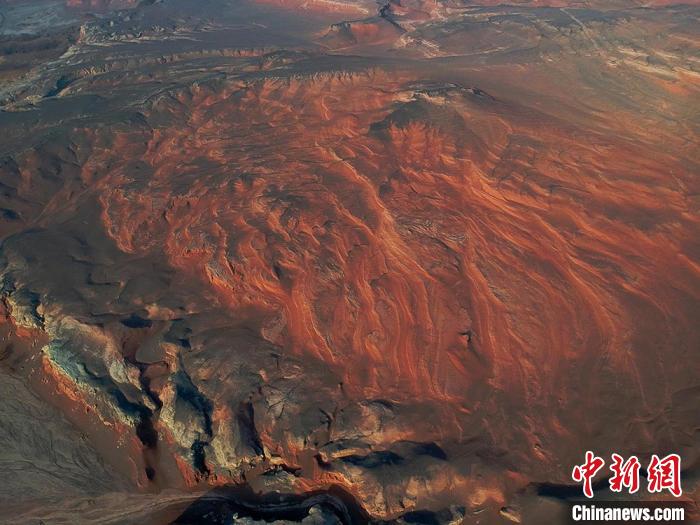 上空から眺めたどこまでも続く壯大な天山紅河谷の景色（撮影?李靖海）。