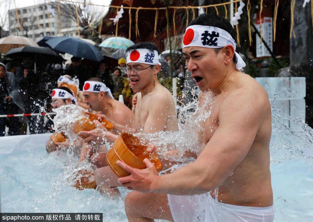 心身を清めるために冷水を浴びる參加者（寫真著作権はsipaphoto.comが所有のため転載禁止）。