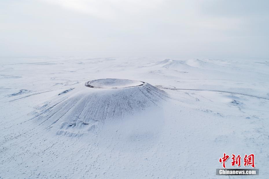 1月19日、ドローンが撮影した烏蘭哈達(dá)火山群の火山（撮影?王正）。 