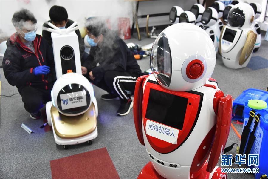 2月11日、第二世代消毒ロボットの調(diào)整をする青島ハイテクパーク悟牛智能科技有限公司の技術(shù)者（撮影?李紫恒）。