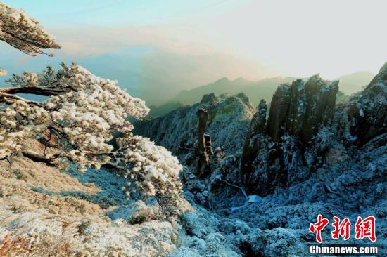 雪が降った三清山の美しい風景（撮影?張和忠）。