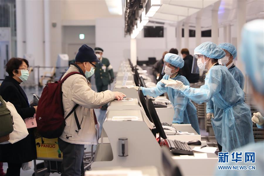 2月20日、日本?東京の羽田空港で、チェックインカウンターに荷物を預ける「ダイヤモンド?プリンセス」號の中國人乗客（寫真左、撮影?杜瀟逸）。