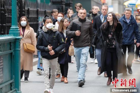 現(xiàn)地時(shí)間3月12日、マスクを著用してニューヨーク?マンハッタンの街を歩く通行者（撮影?廖攀）。