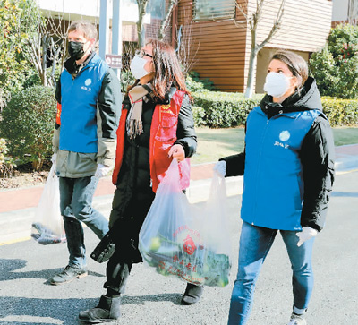 住民のために野菜や食料品を配達(dá)する米國人の蘇貝◆さん（寫真右）と夫の蘇傑夫さん（寫真左、撮影?華雪根）。