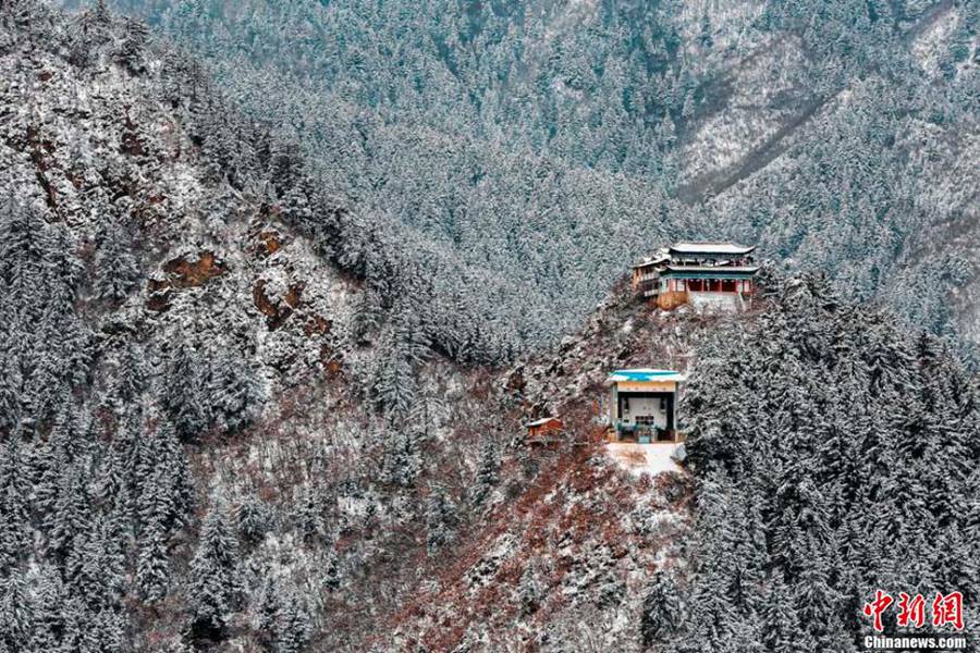 山の木々は雪化粧に覆われ、小川には雪解け水が流れている興隆山（撮影?魏濤）。