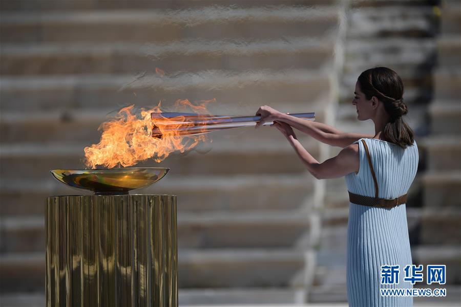 3月19日、女性の大司祭に扮し、聖火皿からトーチに聖火を燈すギリシャの女優(yōu)シャンティ?ジョージウー。