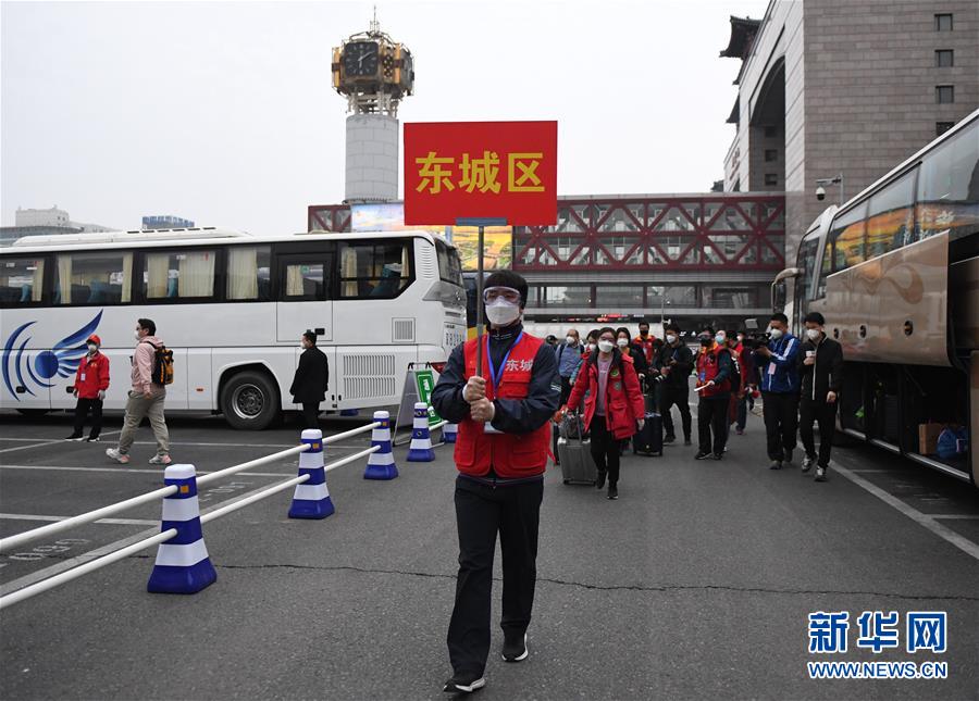 25日、湖北省から北京西駅に戻った北京市の住民（撮影?張晨霖）。