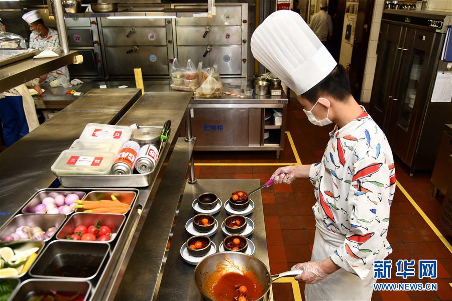 3月26日、山東舜和國(guó)際酒店、料理を人數(shù)分に分けて盛り付ける料理人（撮影?郭緒雷）。