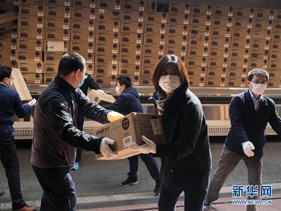 4月11日、日本?大阪で、「健康セット」の物資を運ぶ中國在大阪総領事館のスタッフ（寫真提供?中國在大阪総領事館）。