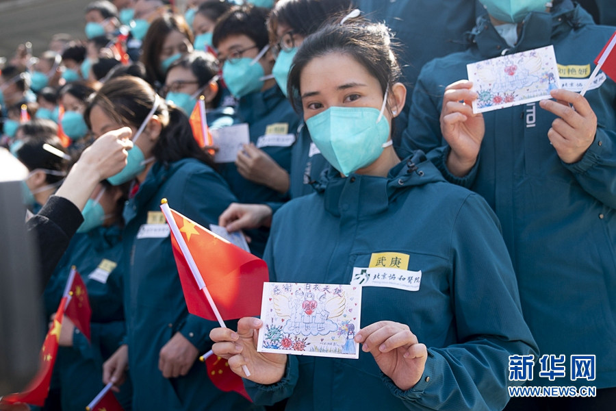 4月15日、市民がプレゼントしたカードを見せる北京協和醫院國家湖北防疫支援醫療チームのメンバー（撮影?熊琦）。