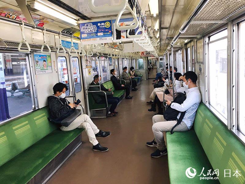 日本では普段から電車に乗る際、他人とは一定の距離を保つ習慣があるが、新型コロナウイルスの感染が広がっている現在、感染防止のため、乗客たちは互いに保つ距離をさらに広げ、電車に乗る人も目に見えて減少している。また換気があまりよくない車両內などでは、マスクをしていない人を見かけることもすでにほとんどなくなっている。