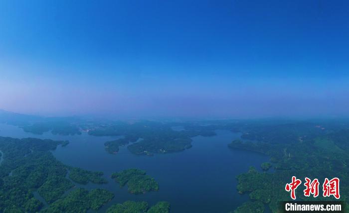 4月28日、上空から眺めた江西省新余市にある仙女湖の晩春の風景（撮影?劉占昆）。