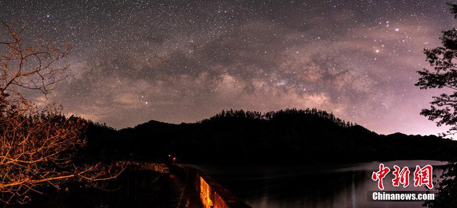 紅竜湖森林公園の幻想的で「広大な星空」（撮影?黃淮河）。