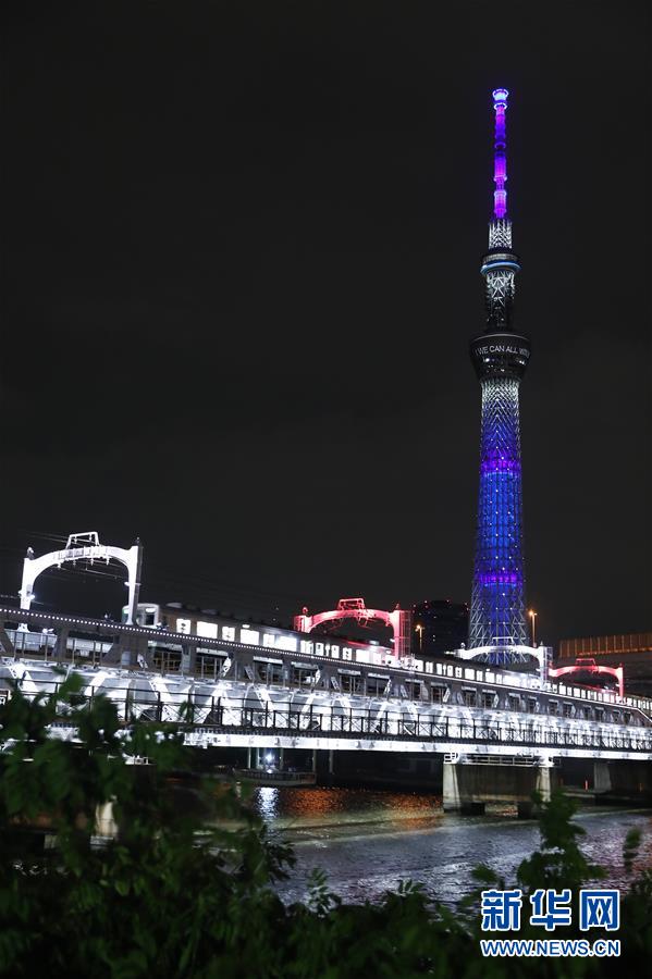 日本東京のランドマークで醫療従事者に敬意と感謝を示すライトアップ