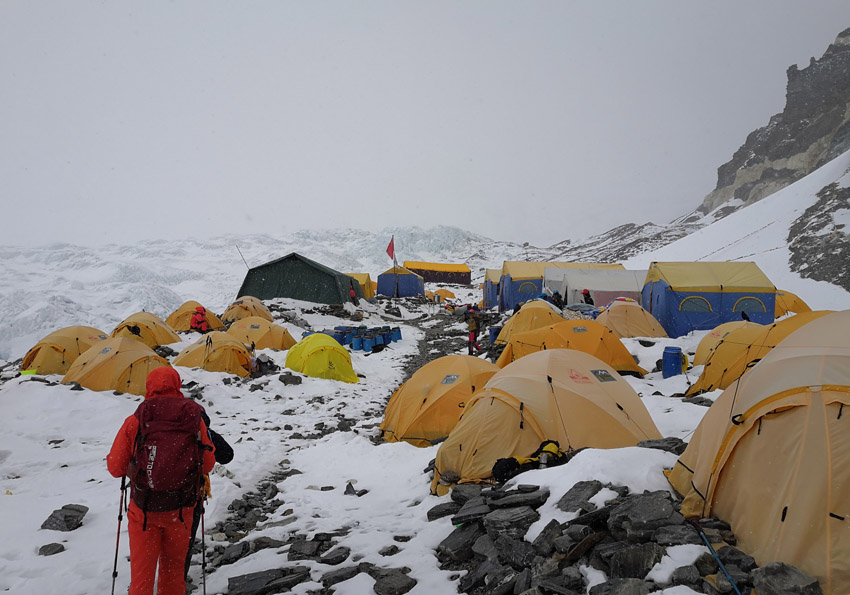 標高6500メートル地點のキャンプに到著した測量登山隊（撮影?辺巴）。