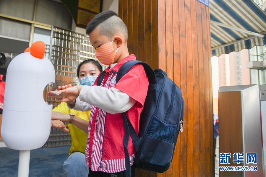 5月11日、長沙市岳麓幼児教育集団第三幼稚園で、保育士の指導のもと手を消毒する園児（撮影?陳澤國）。