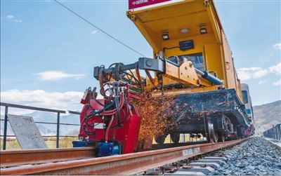 4月16日、川蔵鉄道ラサ-林芝區(qū)間で初となるロングレールのシームレス溶接工事が無事完成。寫真はレールの溶接工事現(xiàn)場の様子（撮影?袁泉、丁慶浜）。