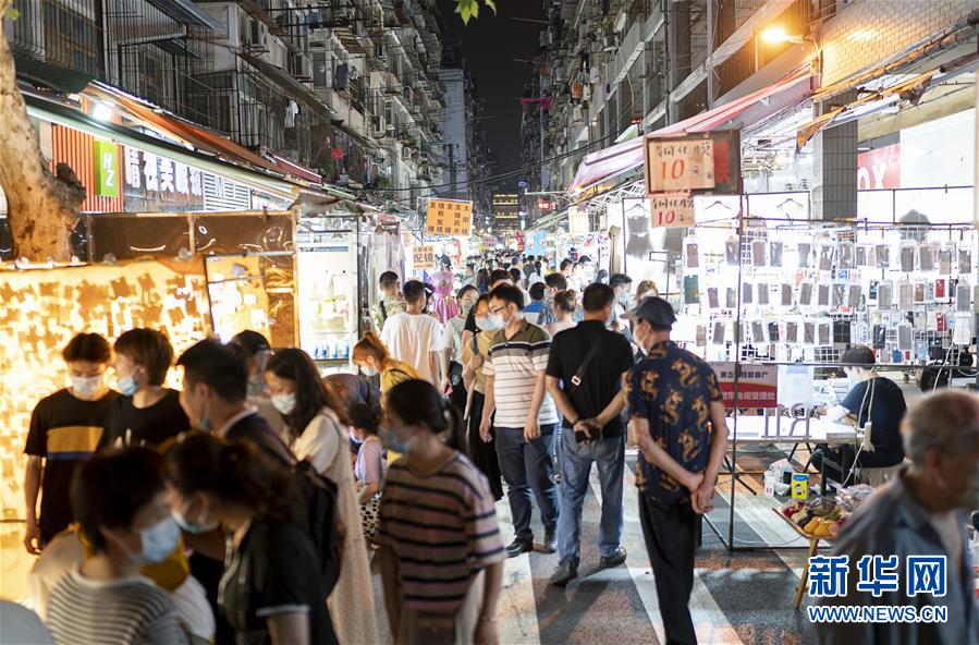 6月1日、武漢市保成路の夜市を楽しむ市民（撮影?熊琦）。