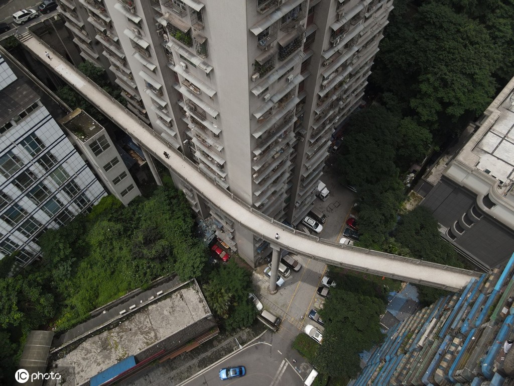 「天上」にかかる地上から40メートルの高さにある歩道橋（寫真著作権は東方ICが所有のため転載禁止）。