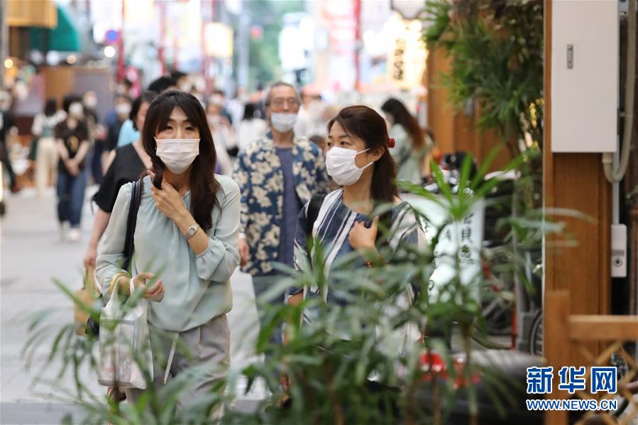 6月21日、東京の観光名所淺草の商店街を散策する観光客（撮影?杜瀟逸）。