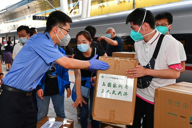 6月20日、北京西駅で、防疫物資を運搬する武漢醫療チーム（撮影?孫立君）。