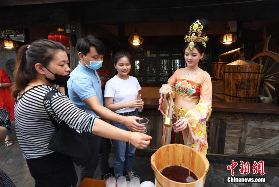 「忘情水」の正體は酸梅湯（梅ジュース）。暑い夏の日に、観光客に少しでも暑さを忘れてもらおうと無料配布された（撮影?楊晨）。