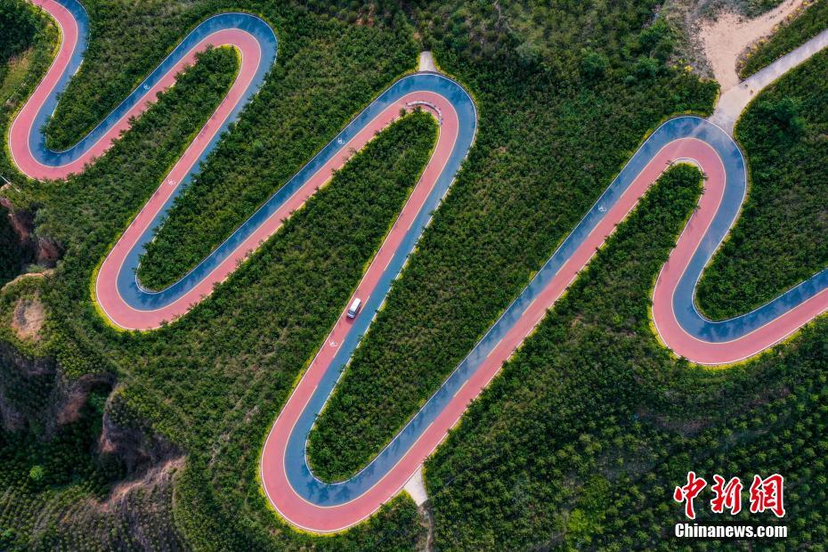 上空から撮影した玉泉山森林公園の「虹の道路」（6月29日撮影?武俊傑）。