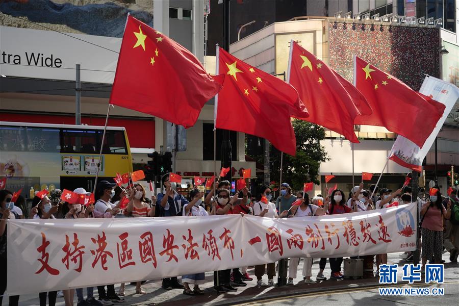 6月30日、香港地區の銅鑼灣（コーズウェイベイ）で香港地區國家安全維持法案支持を表明する香港市民（撮影?王申）。