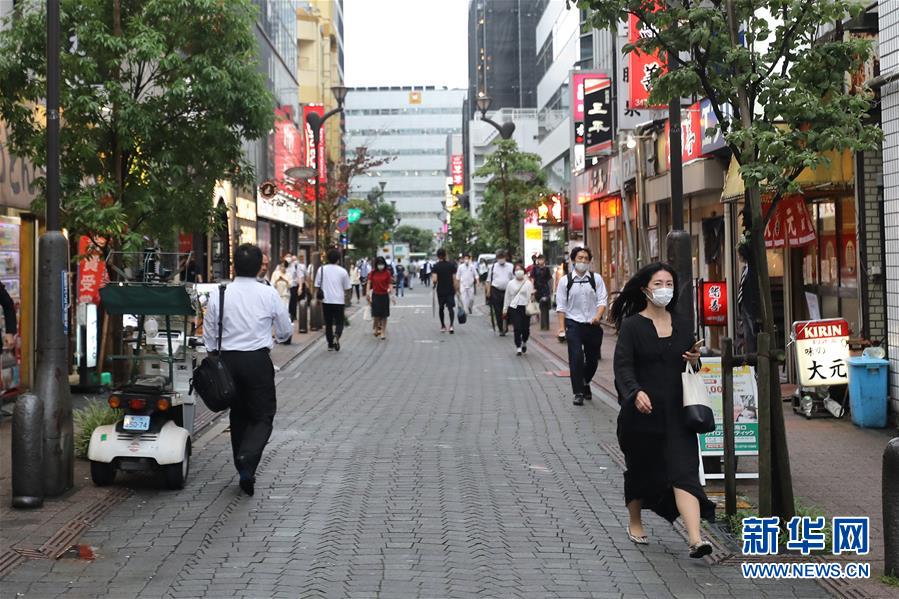 6月30日、東京の街中で、マスクを著用して歩く人々（撮影?杜瀟逸）。