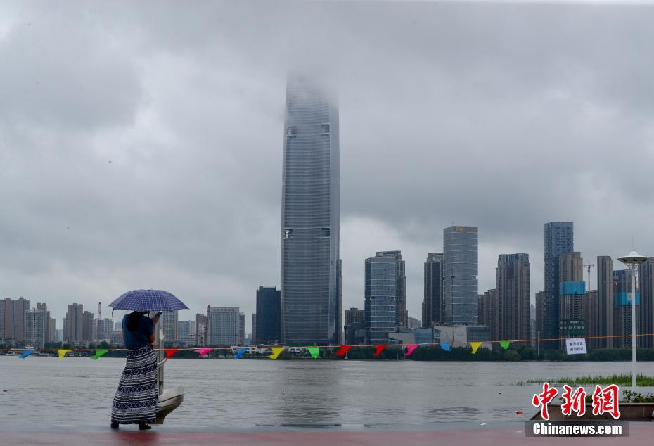 7月5日、湖北省武漢市で、漢口江灘で川の流れを見る市民（撮影?張暢）。