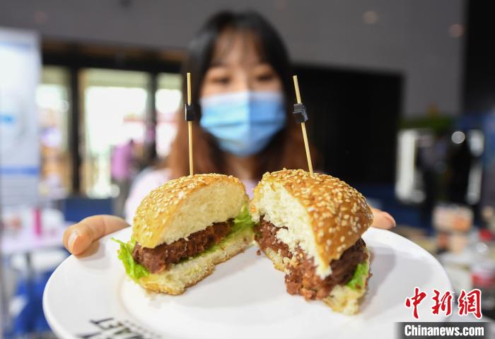 人工肉で作ったハンバーグを展示するスタッフ（撮影?王剛）。