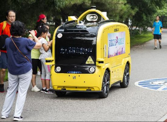 7月12日、北京オリンピック公園北園でサービスを提供する「無人販売車」（撮影?侯宇）。