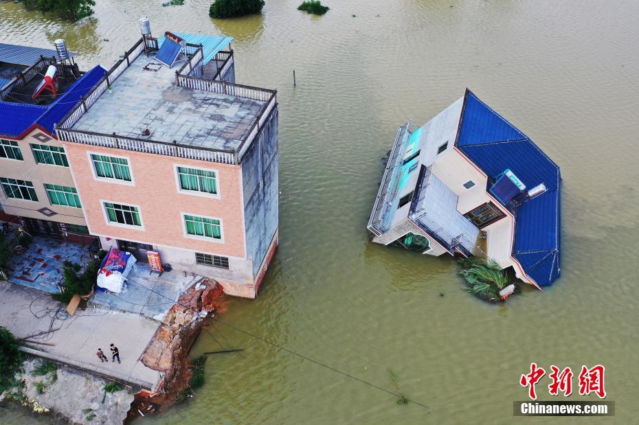 7月13日、江西省◆陽県油▼街鎮荻峽村で、洪水で倒壊した3階建てビル（撮影?劉占昆）。