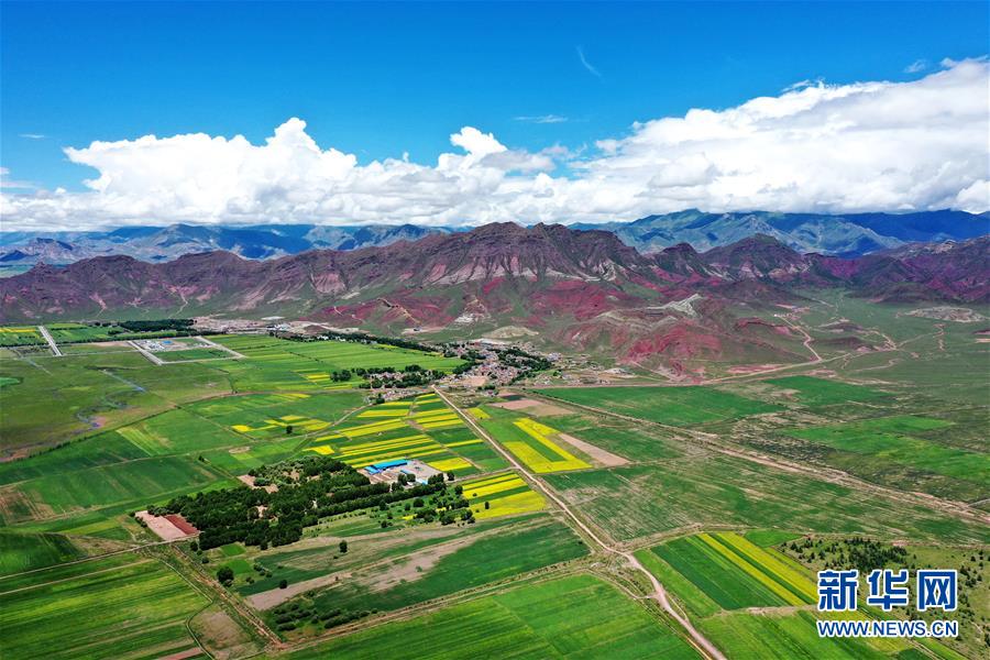 拉薩市林周県江熱夏郷の田園風景（7月14日、ドローンによる撮影?詹彥）。