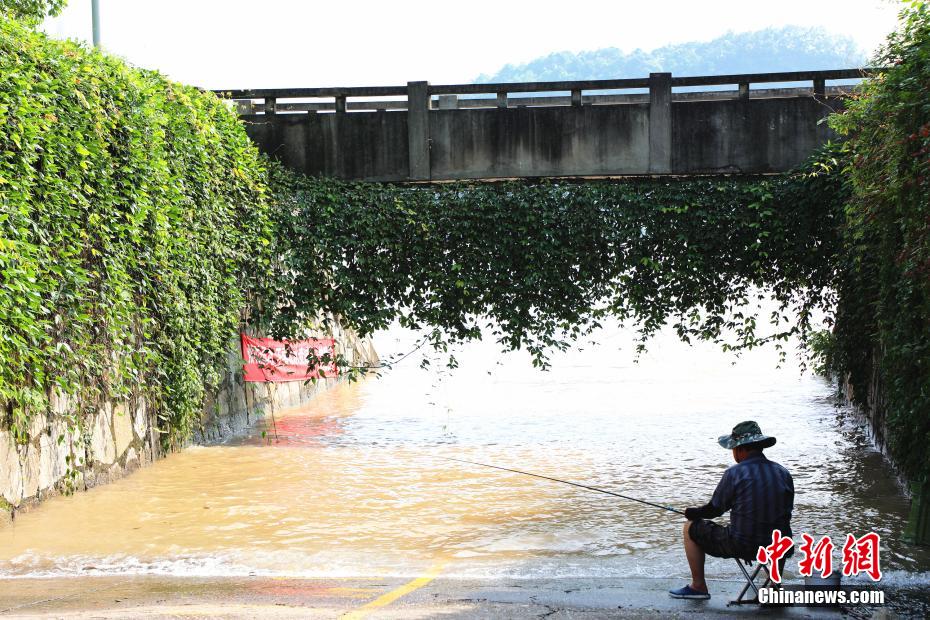 長江沿いで魚釣りをする宜昌市民（撮影?董暁斌）。