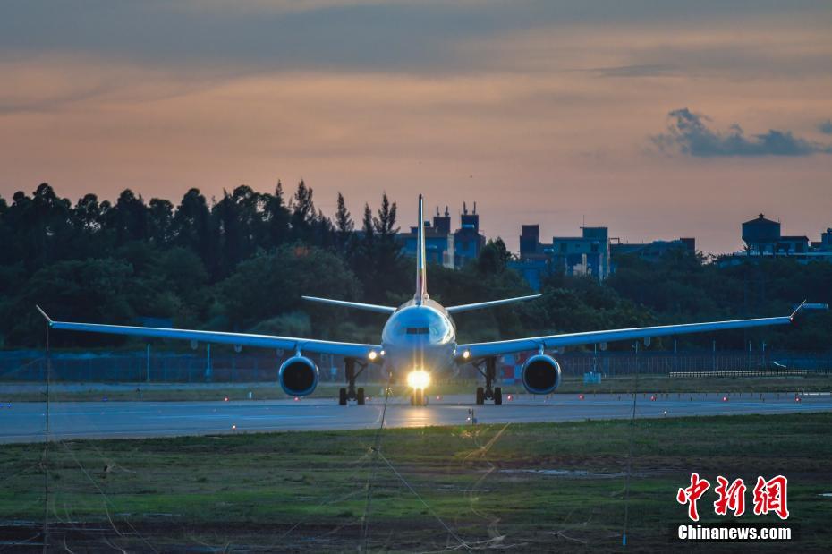 海口美蘭國際空港第2期拡張プロジェクトの滑走路に進入し、離陸體制に入る試験飛行機HU5971便（撮影?駱雲飛）。