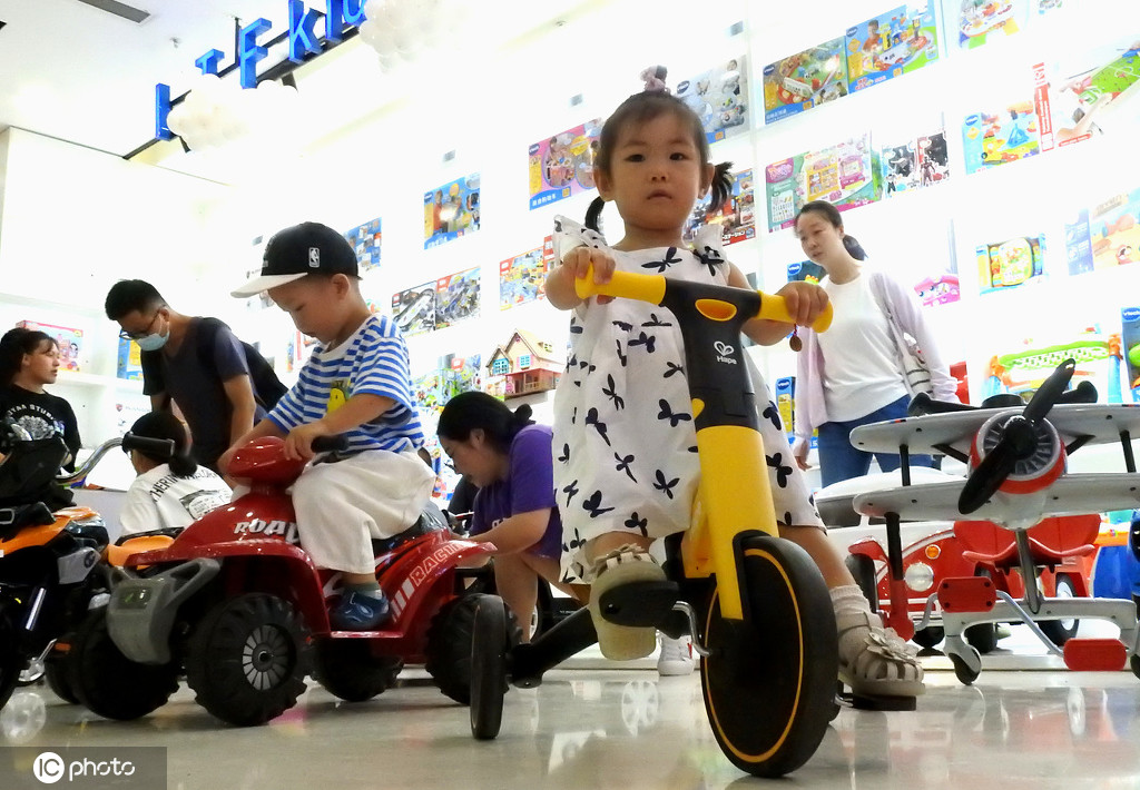 8月2日、シェア玩具體験館でさまざまな玩具を體験する子供（寫真著作権は東方ICが所有のため転載禁止）。