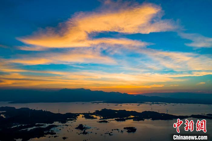 美しい夕焼けが広がる■陽湖皂湖水域（撮影?李學華）。