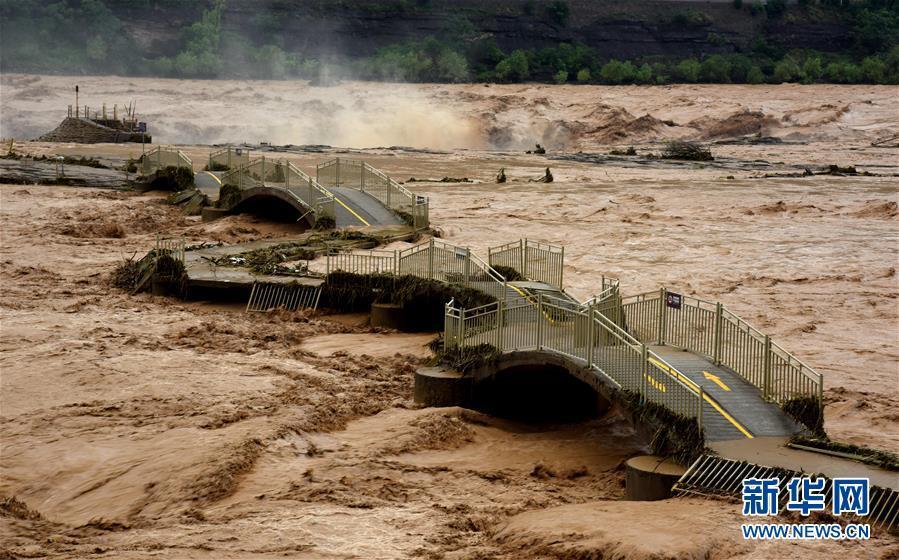 8月6日、欄干の一部が洪水の衝撃で破損してしまった山西省吉県黃河壺口瀑布景勝地の鑑瀑橋（撮影?呂桂明）。