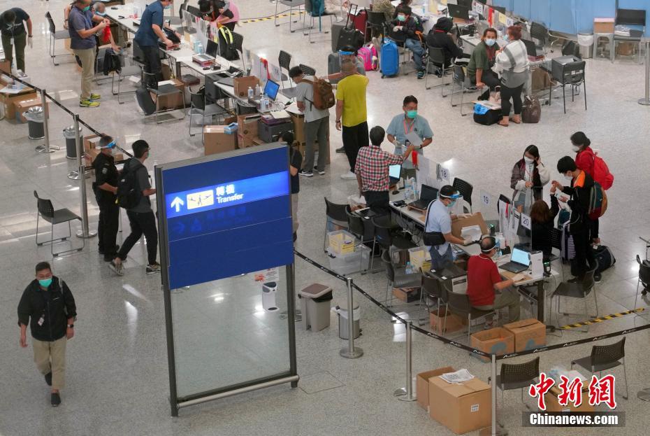 8月17日深夜、香港國際空港の入境手続き前エリアで検疫手続きを行う旅客ら（撮影?張■、■は火へんに韋）。  