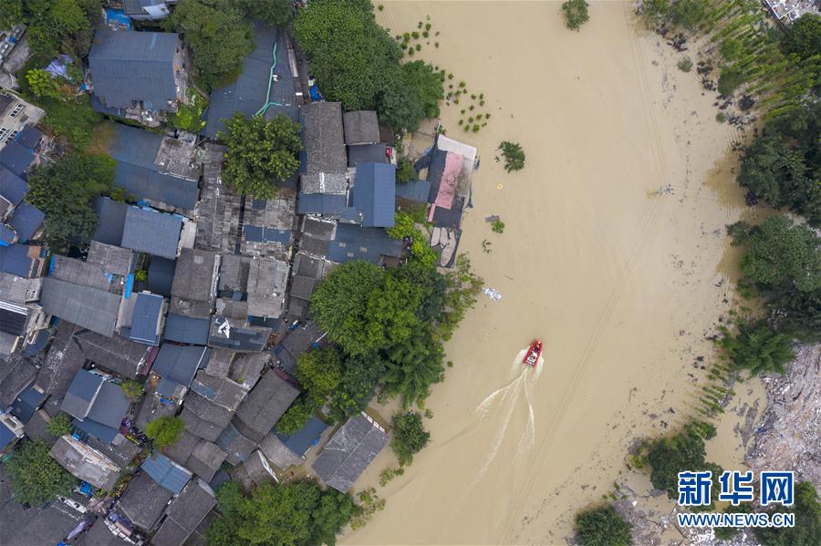 8月18日、重慶市沙坪壩區磁器口街道（エリア）にある磁器口古鎮で、冠水した地域をパトロールする救援ボート（ドローンで撮影?劉潺）。