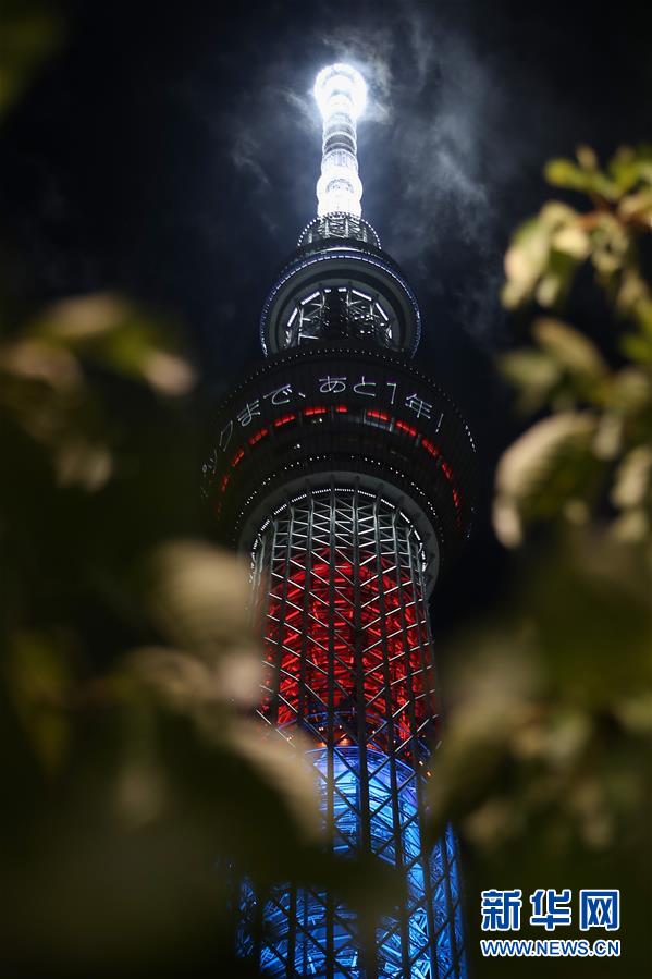 8月24日、ライトアップされた東京のランドマークの一つ、スカイツリー（撮影?杜瀟逸）。