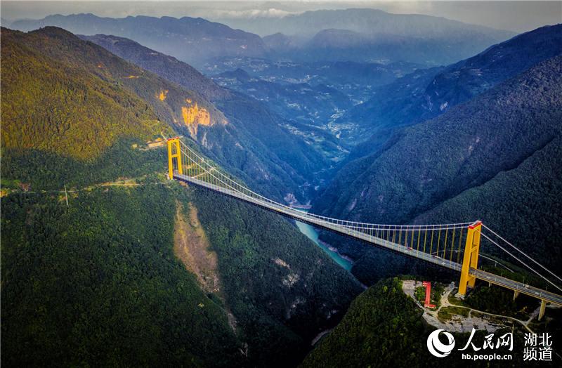 夕陽を浴び、雄大で壯観な姿を見せる四渡河大橋（撮影?曾志強(qiáng)）。