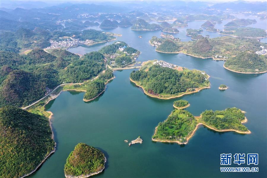  8月31日、百花湖の風(fēng)景（ドローンによる撮影?劉続）。