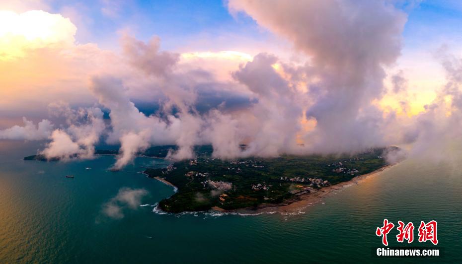 秋雲(yún)に覆われ幻想的な景色広がる■洲島（■はさんずいに圍）（撮影?何華文）。