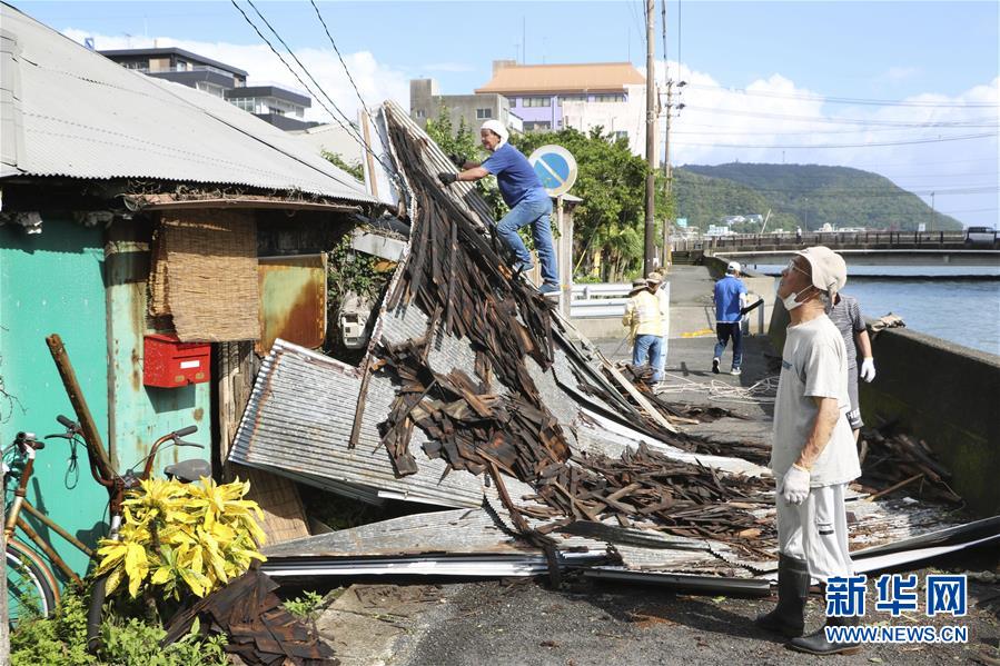 9月7日、鹿児島県奄美市で、壊れた家屋を修繕する地元住民（寫真提供?新華社、共同通信社）。